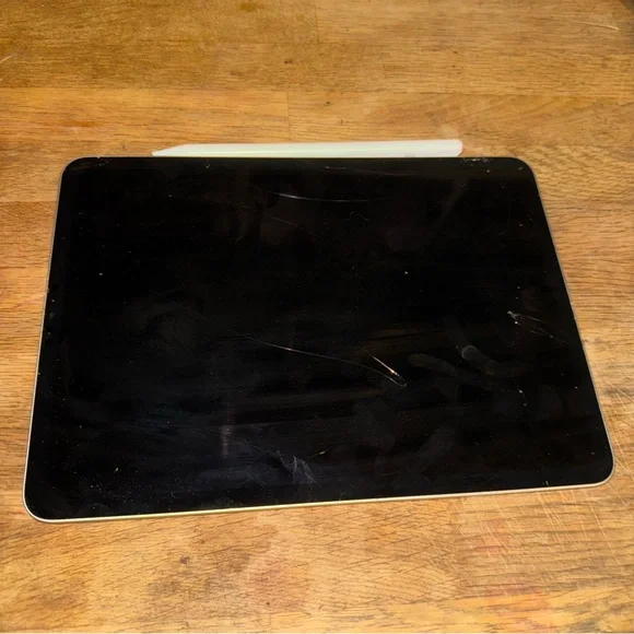 Apple iPad Pro 11” 3rd Gen + Apple Pencil + Case128GBCracked Screen